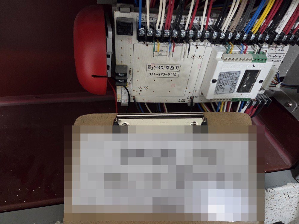 현장 사진: 열어 본 화재수신기 중계기 함 내부