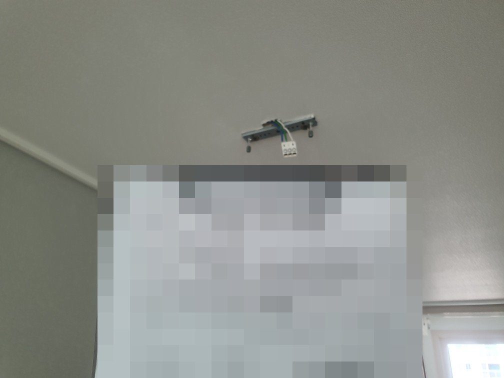 현장 사진: 고정이 풀린 주방 식탁등 천장 고정부