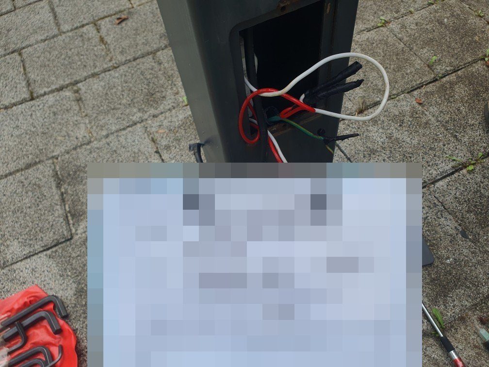 현장 사진: 외등 기둥 점검구 안 결선부