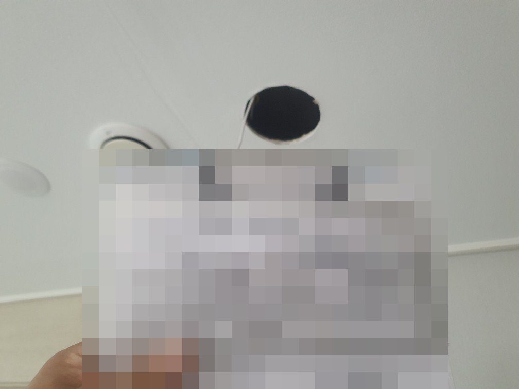 현장 사진: 전등을 뗀 뒤 천장에 남은 전선 자리
