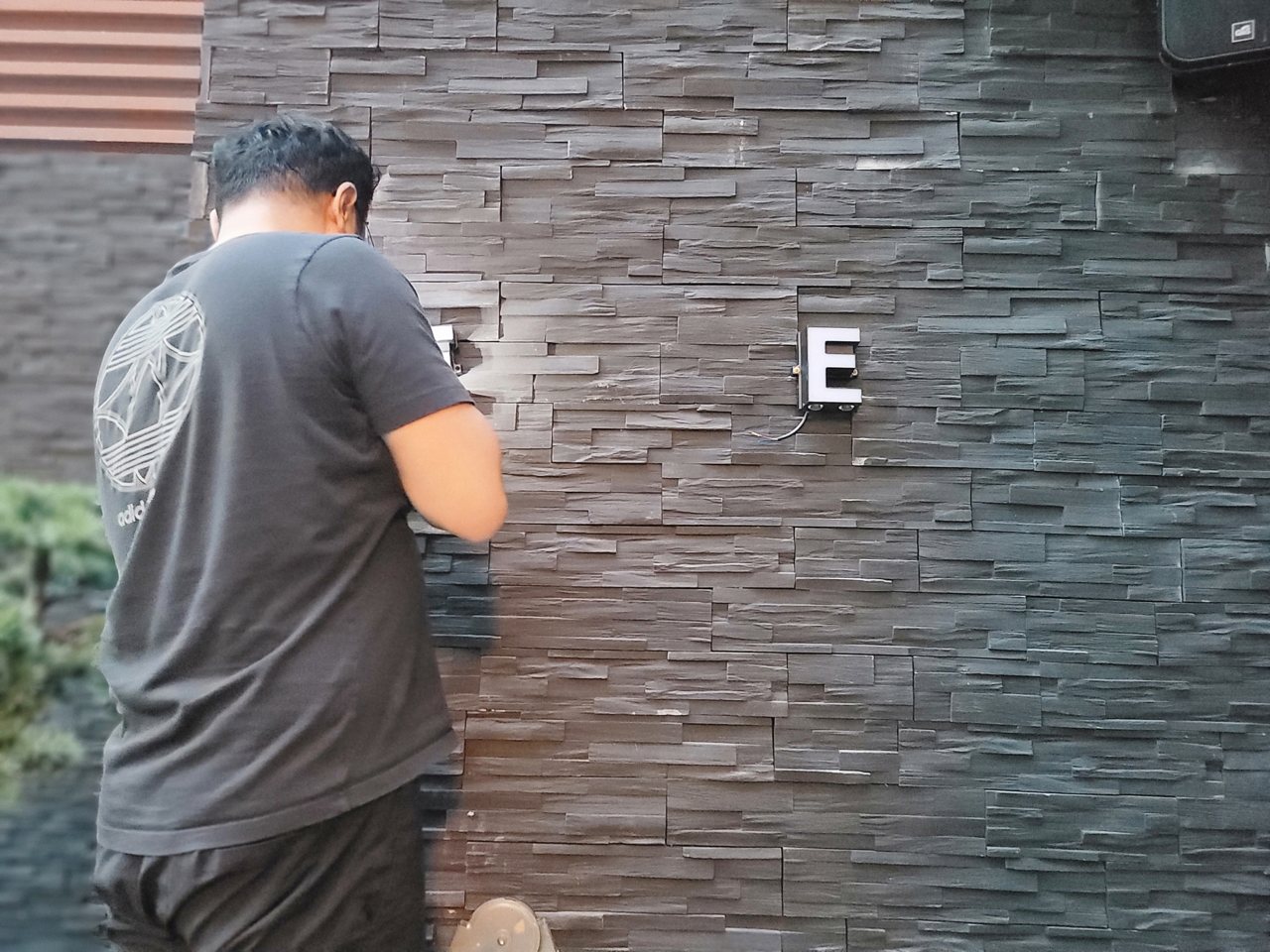 성남 분당 퓨전 술집 LED 간판 조명 설치 – 석재 벽 채널 글자 시공 현장 사진 4